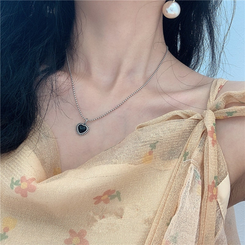 Kpop Black Heart Necklace French Metal Love Clavicle Chain Korean Simple Female Short Pendanklace Female Short Pendant for Women