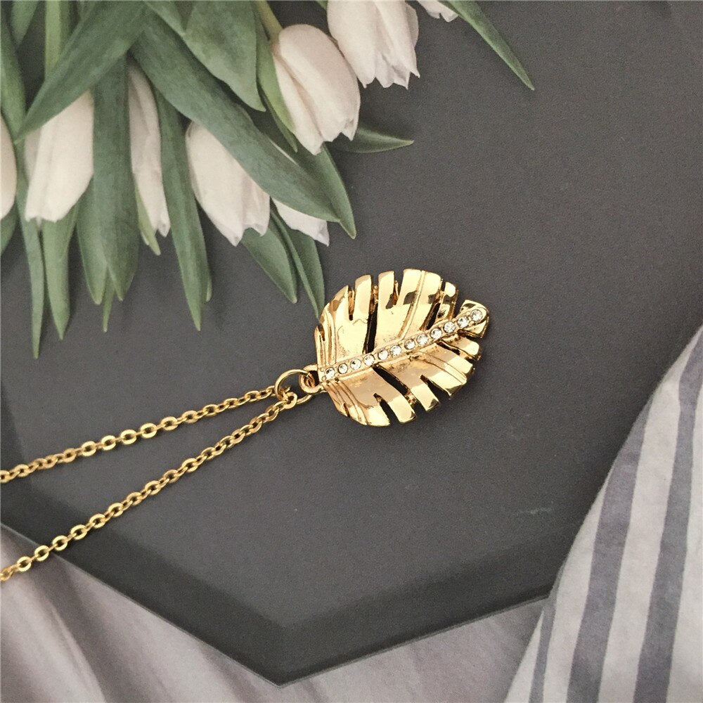 Lovely Monstera Leaf Cystal in Center Small Charm Pendant Necklace For Women Girl Simple Jewelry Decoration