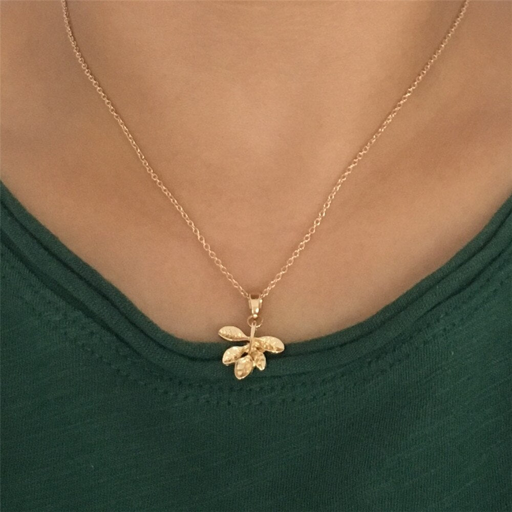 Lovely Monstera Leaf Cystal in Center Small Charm Pendant Necklace For Women Girl Simple Jewelry Decoration