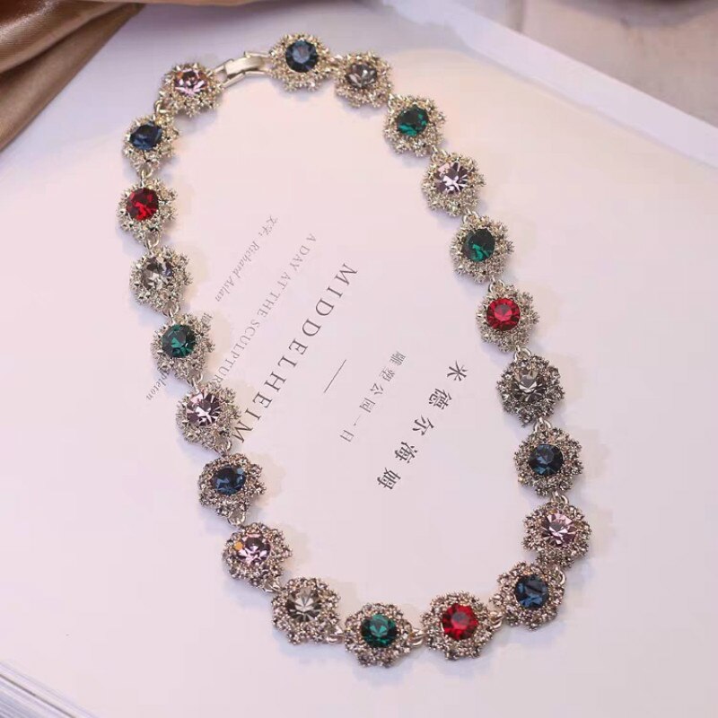 Luxurious and shiny large rhinestone natural crystal necklace,collarbone chain,is the jewelry for the bride's wedding party
