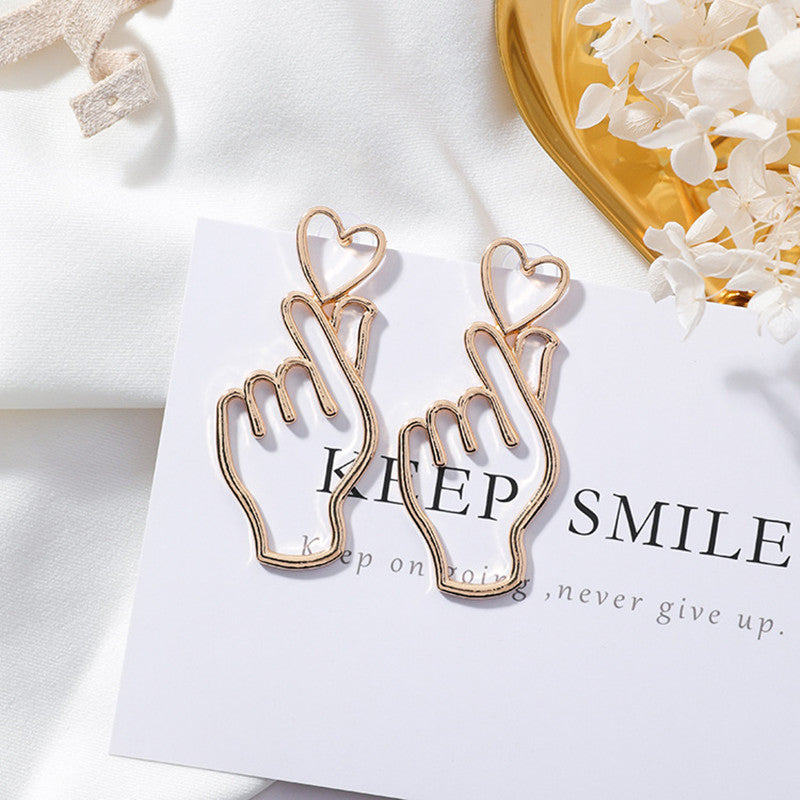 New Hollow Metal Finger Heart Drop Earrings for Women European Korean Fashion Statement Jewelry Accessories Brincos 5B3041