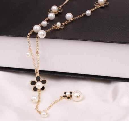 Fashion Jewelry Necklace Simulated Pearl Pendant Expoyed Flower Chain Long Necklace Black And White Color