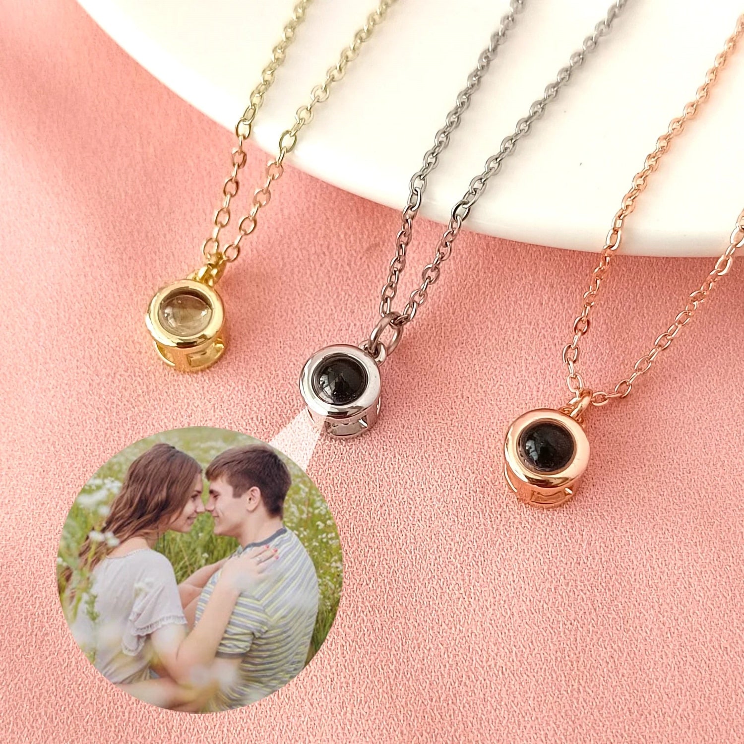 Personalized Projection Photo Necklace Customized Personality Photo Creative Pendant is a Commemorative Gift For Men and Women