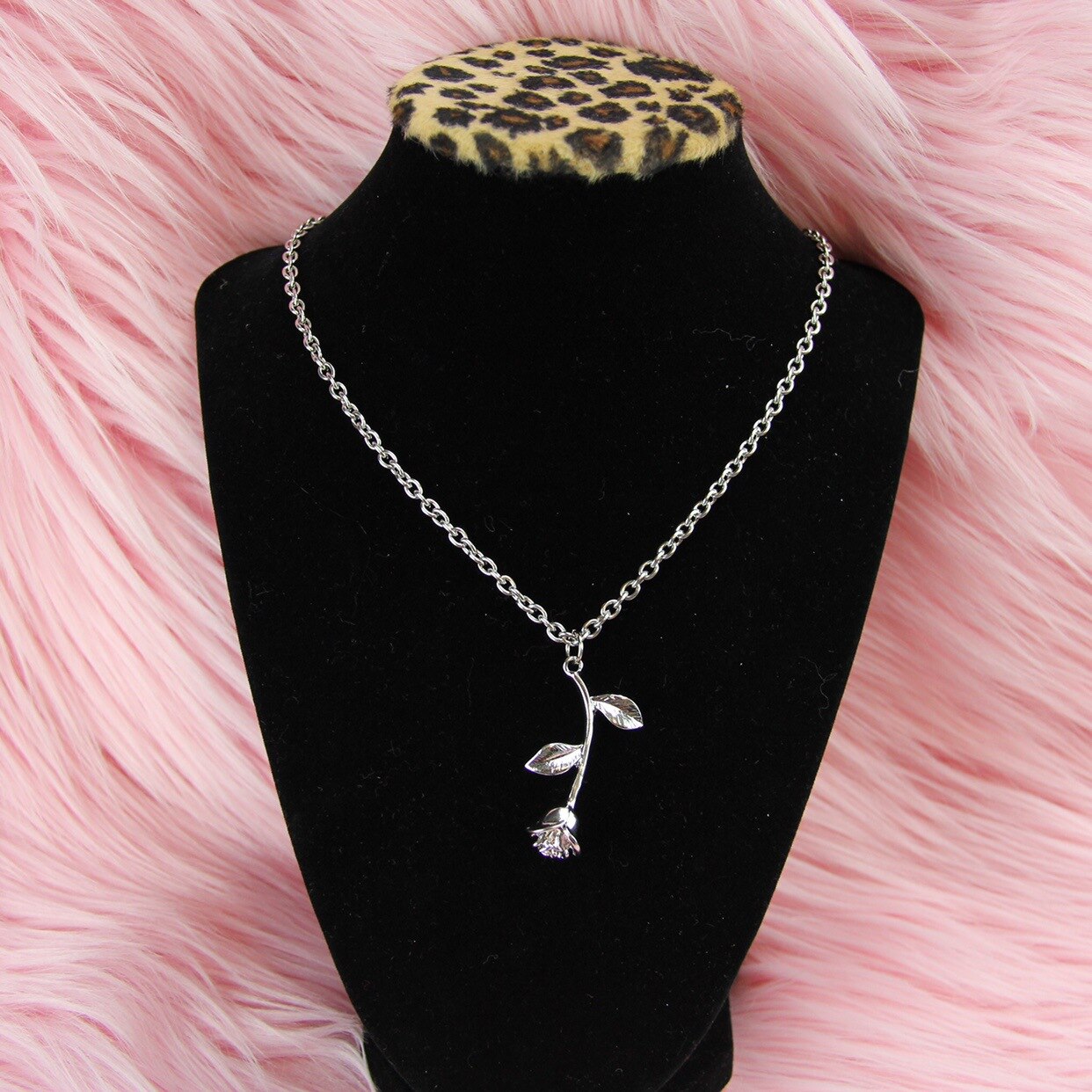 Rose Pendant Women Jewelry Woman Choker Necklace Punk Gothic Accessories Necklace on the Neck Vintage Women's Neck Chain Friends