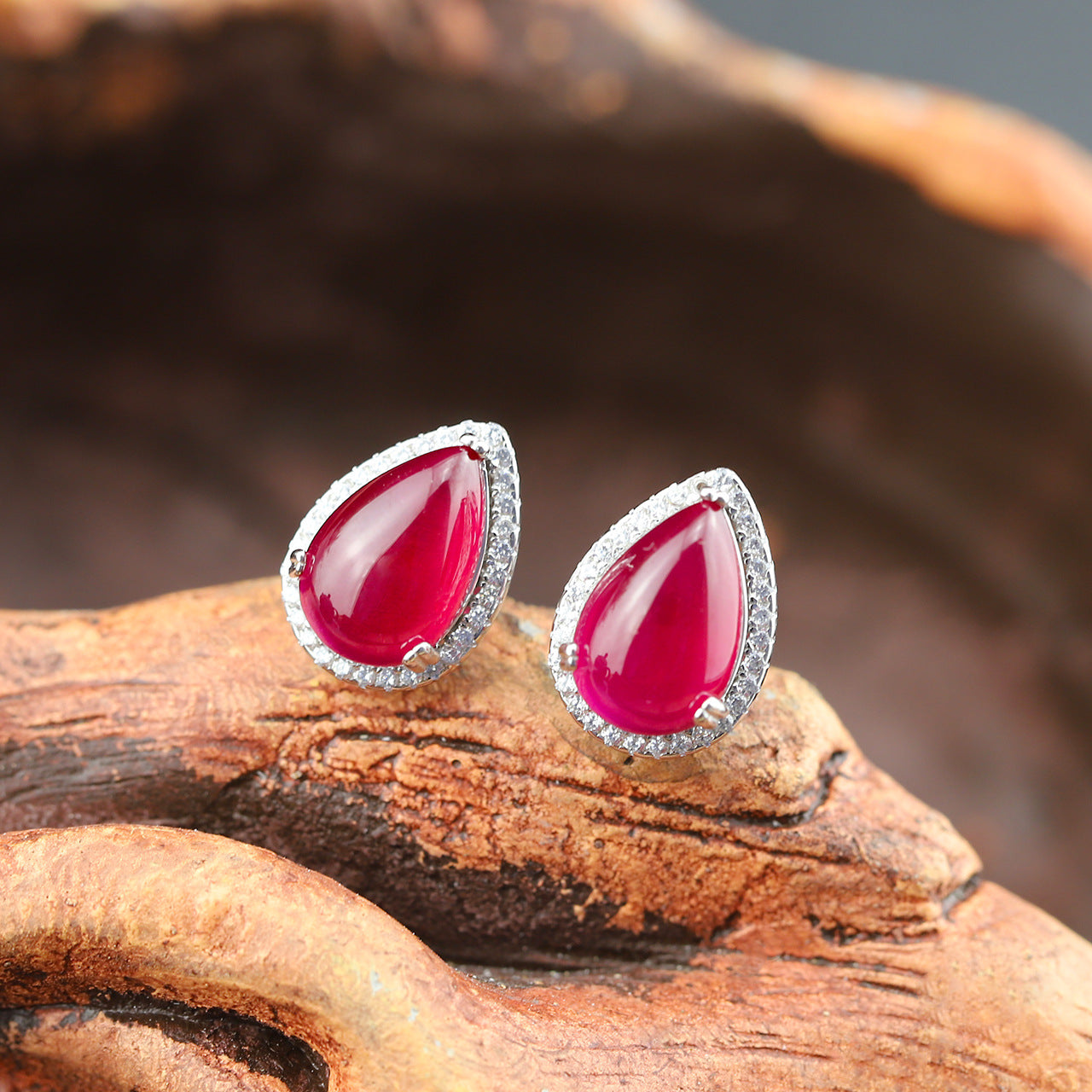 S925, Pure Silver Jewelry, Fashion Lady, Water Drop Shaped Red Corundum Earnail, Hollowed Out Design, Small And Fresh.
