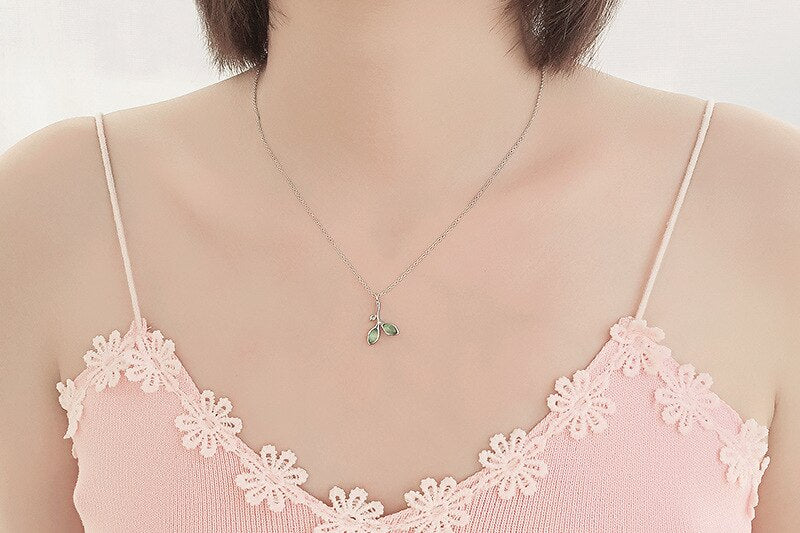 Simple Korean Female Collares Silver color Cat's Eye Stone Leaf Green Leaf Pendant Necklace for Women Collarbone Jewelry