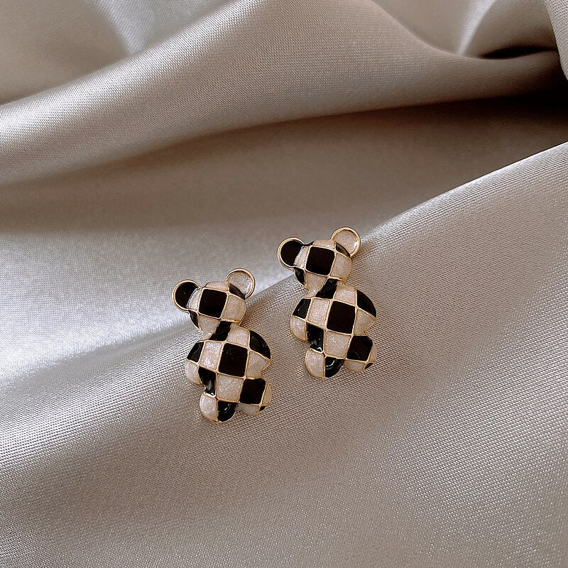 South Korea's design jewelry cute bear black and white dripping earrings elegant girl gifts women's daily earrings