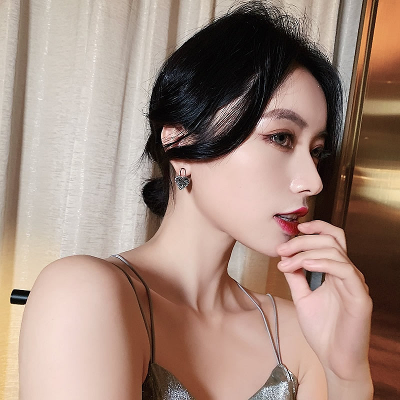 South Korea's design jewelry vintage black crystal love earrings elegant and high-end women's prom earrings