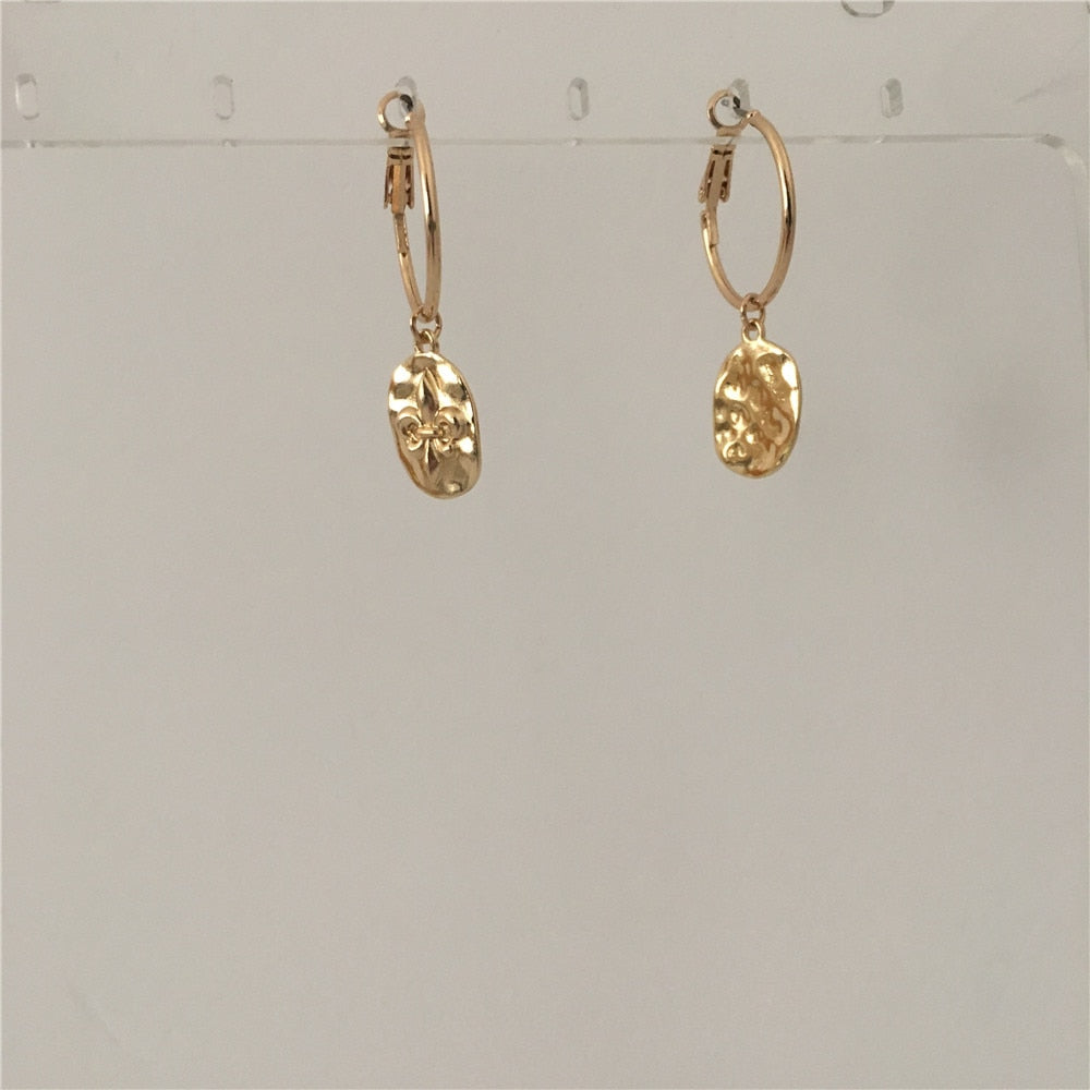 TRENDY CASUAL GOLD SILVER COLOR FLOWER ENGRAVED HAMMERED DISC CLUTCH SMALL HOOP EARRING FOR WOMEN