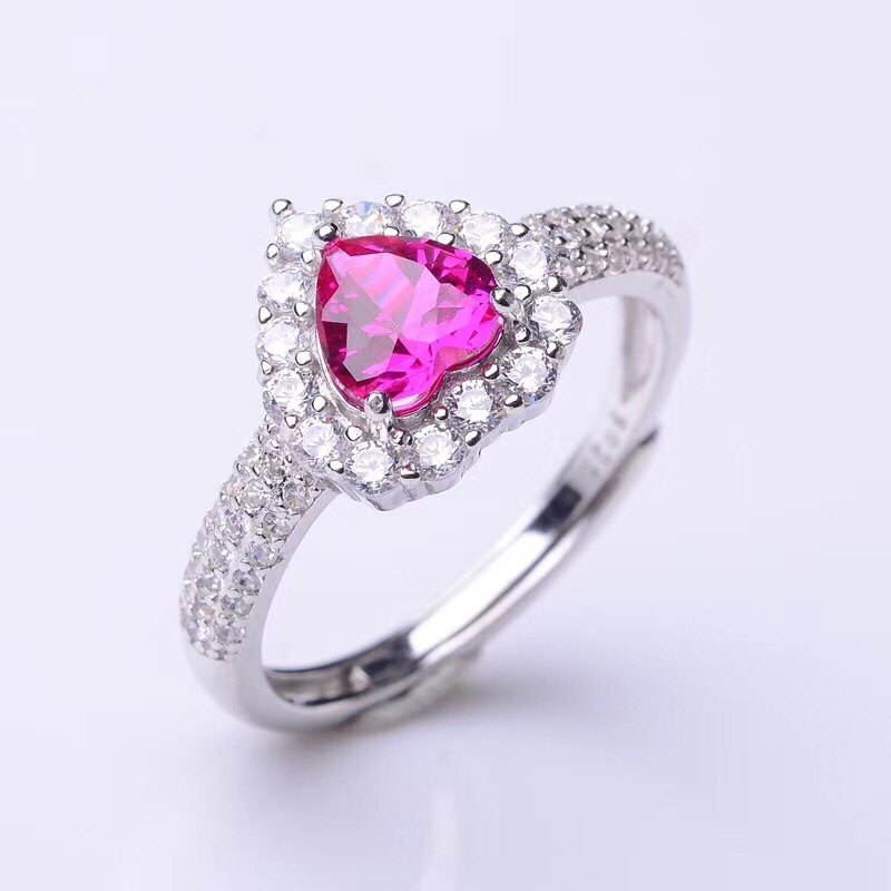 The natural olivine ring is exclusive to women. 925 silver and any clothes are beautiful.