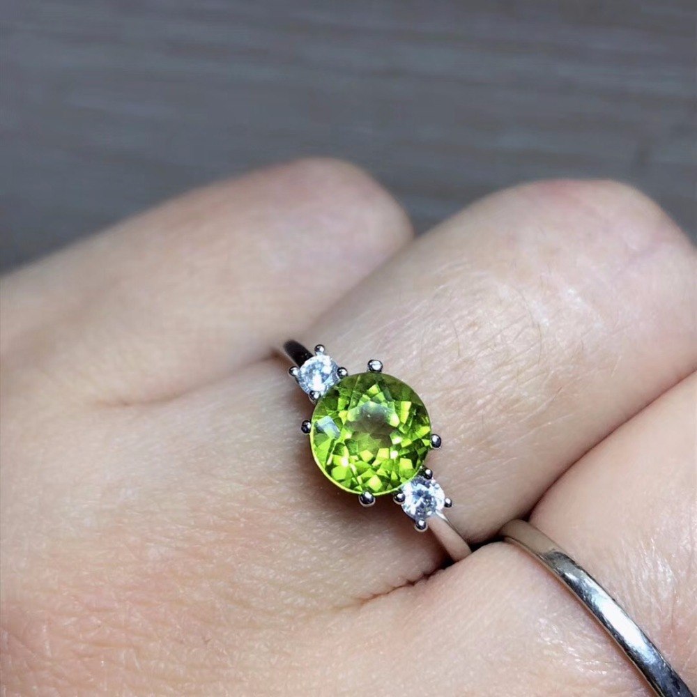 The natural olivine ring is exclusive to women. 925 silver and any clothes are beautiful.