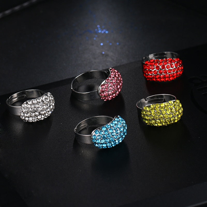 The pink crystal ring engagement ring at the red and yellow blue white factory refers to the female jewelry brand