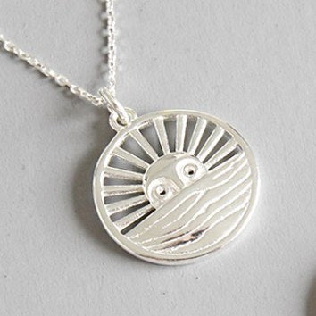 Vintage 925 Sterling Silver Hollow Sun Necklace Wheel Round Pendant Jewelry for Women