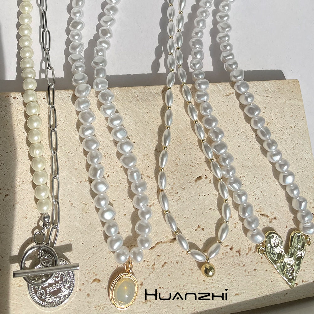 Vintage Baroque Irregular Pearl Choker Metal Heart Pendant Green Rhinestone Necklace for Women HUANZHI 2022 Wedding Jewelry