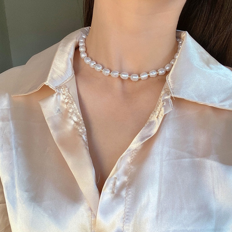 Vintage Baroque Irregular Pearl Choker Metal Heart Pendant Green Rhinestone Necklace for Women HUANZHI 2022 Wedding Jewelry