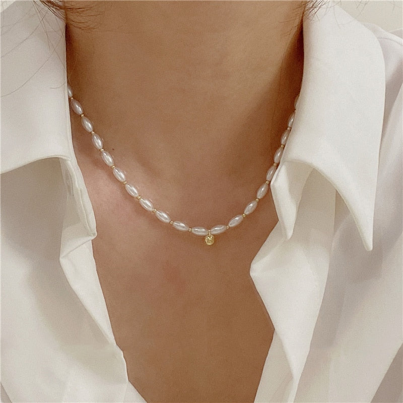 Vintage Baroque Irregular Pearl Choker Metal Heart Pendant Green Rhinestone Necklace for Women HUANZHI 2022 Wedding Jewelry