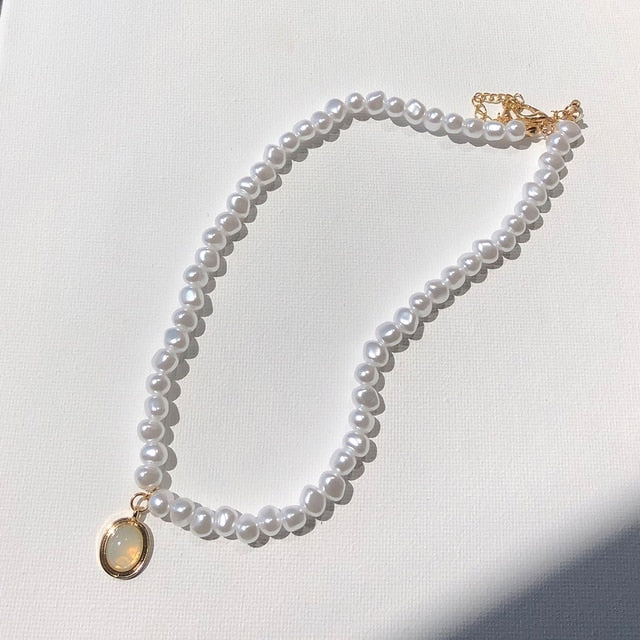 Vintage Baroque Irregular Pearl Choker Metal Heart Pendant Green Rhinestone Necklace for Women HUANZHI 2022 Wedding Jewelry