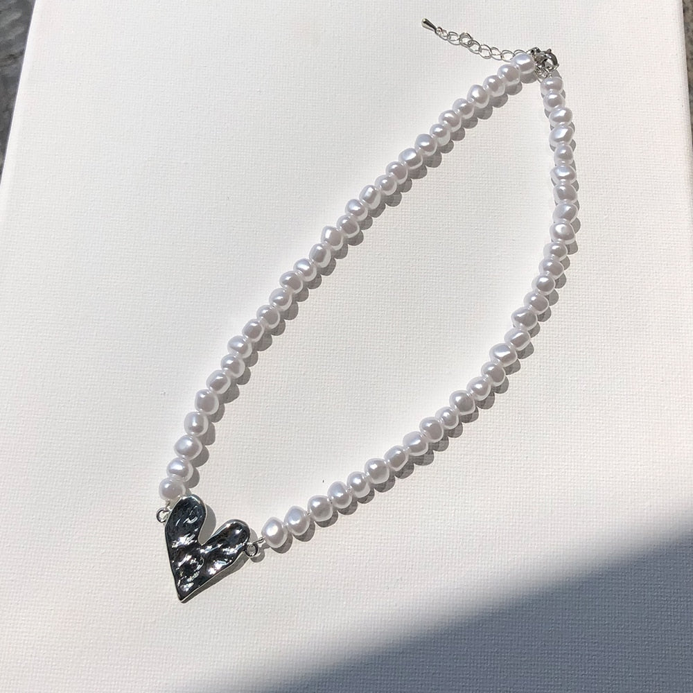 Vintage Baroque Irregular Pearl Choker Metal Heart Pendant Green Rhinestone Necklace for Women HUANZHI 2022 Wedding Jewelry