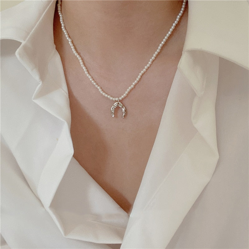 Vintage Baroque Irregular Pearl Choker Metal Heart Pendant Green Rhinestone Necklace for Women HUANZHI 2022 Wedding Jewelry