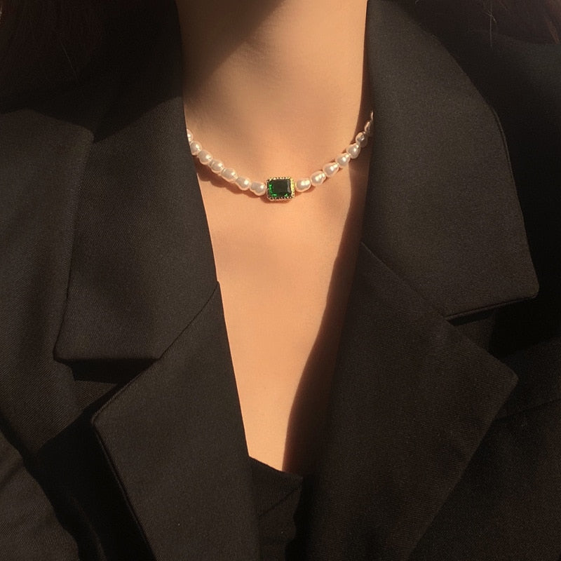 Vintage Baroque Irregular Pearl Choker Metal Heart Pendant Green Rhinestone Necklace for Women HUANZHI 2022 Wedding Jewelry