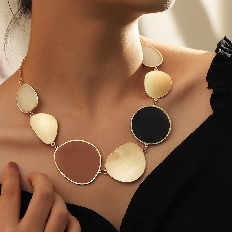 Vintage Exaggerated Round Pendant Choker Necklaces for Women Boho Gold Chain Big Wafer Dangle Statement Necklace Jewelry