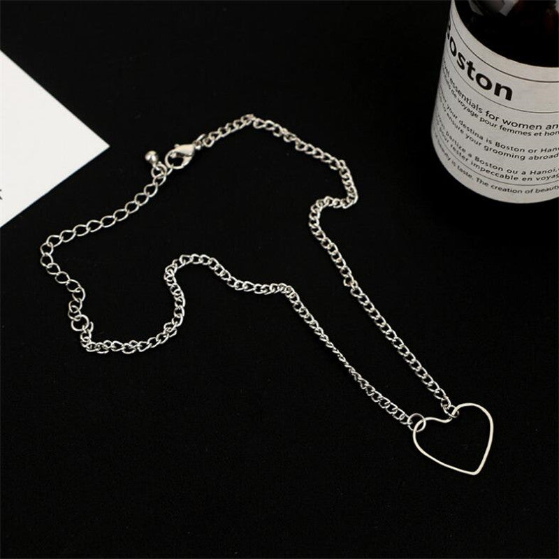 Vintage Hollow Heart Pendant Choker Necklaces For Women Simple Style Gold Silver Color Collar Necklace Fashion Accessories